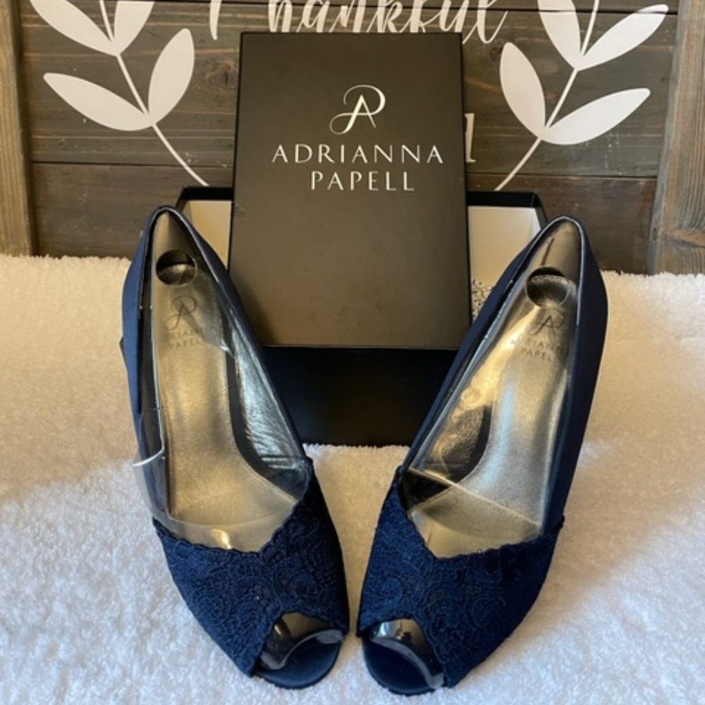 ADRIANNA PAPELL JUDE NAVY SATIN LACE PEEP TOE PUMPS SIZE 8 1/2 W